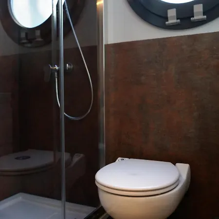 Na Wodzie La Mare Houseboats *